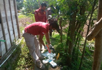 Anggota Polres Blora melakukan olah TKP di lokasi penemuan senjata api rakitan di Kecamatan Jepon