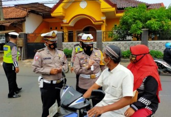 Kasat Lantas AKP Tri Handayani SH, beserta Anggotanya menghimbau kepada pengendara yang lewat untuk taat protokol kesehatan