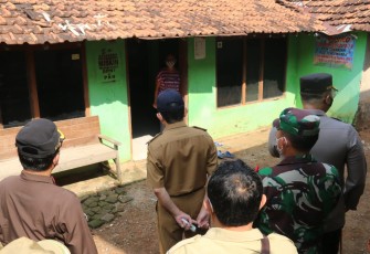 Tinjau warga isolasi mandiri, bupati pastikan logistik tercukupi