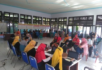 Pelaksanaan vaksinasi di aula Kecamatan Margorejo