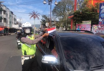 Polres Rejang Lebong Bagikan Bendera Merah Putih