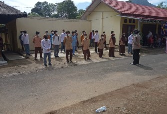 Personil Polres Lebong Gelar Edukasi Vaksin dan Prokes Go To School