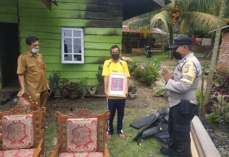 Sambang Korban Kebakaran, Bhabinkamtibmas Salurkan Program Seribu Berbagi
