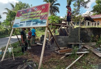 Pekerjaan pembangunan pos kamling yang di laksanakan oleh personil satgas TMMD kodim Bitung