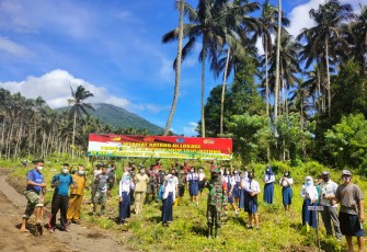Satgas TMMD bersama siswa saat persiapan pelaksanaan penanaman bibit pohon