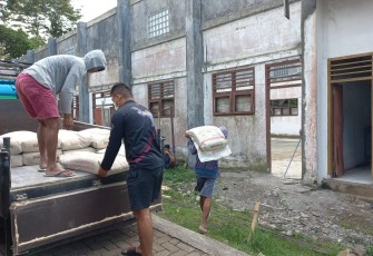Personil satgas saat pindahkan 20 Sak Semen ke posko