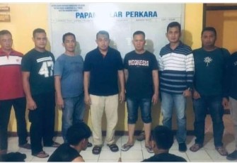 Tim gabungan Shadow Reskrim Polres Oku Timur bersama Anggota Polsek Madang Suku Satu saat press release ketiga tersangka