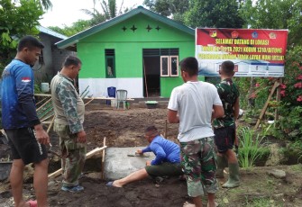 Sejumlah personel satgas TMMD saat mengecor jalan masuk rumah opa Daniel