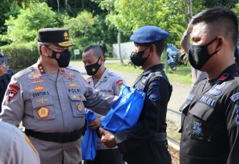 Tinjau Asrama Kebanjiran, Kapolda Bengkulu Bagikan Bantuan
