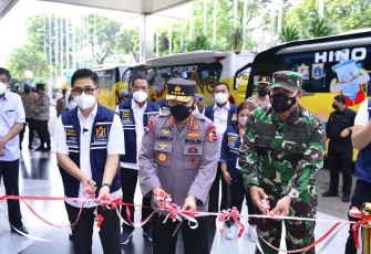 Kapolri Jenderal Listyo Sigit Prabowo Melepas 34 Bus Vaksinasi Keliling