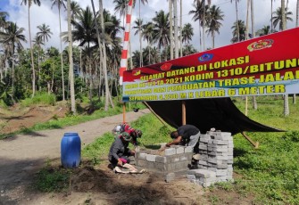 Personil satgas TMMD sedang kerjakan tugu prasasti