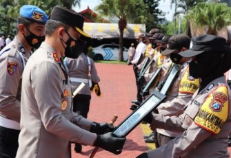  Kapolres Batu AKBP I Nyoman Yogi Hermawan memberikan penghargaan kepada tujuh anggota Sat Narkoba berprestasi