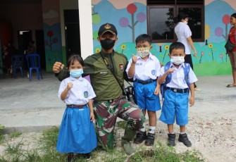 Satgas TMMD Edukasi Dan Ajak Anak - Anak TK Belajar Bersama