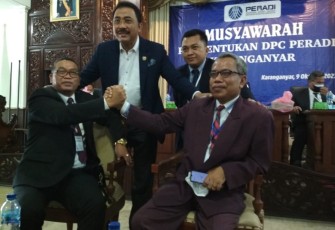 Ketua DPC Peradi Kabupaten Karanganyar Periode 2021 - 2026, Kadi Sukarna (duduk sebelah kiri)