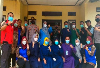 Kapolsek Singajaya - Polres Garut Bersama Danramil Dampingi Sekdinkes Garut Pada Pelaksanaan Vaksinasi di Desa Sukanegara