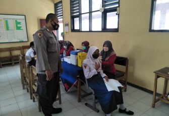 Dukung Program Pemerintah, Polsek Majalengka Kota Monitoring di Pelaksanaan Vaksinasi Bagi Pelajar