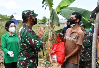 Danrem 033/WP Bagikan Bansos Hingga Pelosok Desa di Tanjungpinang