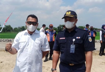 Kepala PT KAI Daop 4 Semarang Wisnu P didampingi Kabandara Dewadaru Karimun Jawa dan Bandara Ngloram Ariadi W meninjau akses jalan menuju stasiun Kapuan