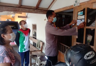Bhabinkamtibmas Kandang Panjang Polsek Pekalongan Utara Tempel Stiker di Rumah Pemudik  