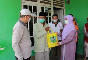 Gubernur Rohidin Bersama Kagama Bengkulu Kembali Bagikan Canthelan Untuk Warga Isoman