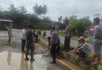 Gotong Royong, TNI/POLRI Bersama Warga Tampal Jalan Rusak