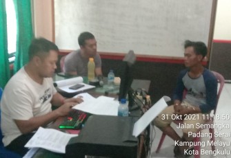 Terduga pelaku (kanan) saat diperiksa penyidik