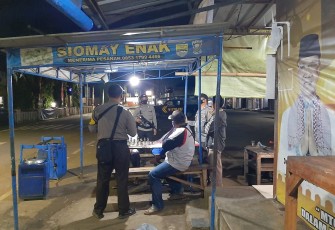 Patroli Malam Personil Polsek Malausma Berikan Himbauan Harkamtibmas dan Prokes