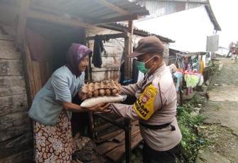 Peduli Warga Terdampak Pandemi, Polsek Muara Bangkahulu Gelar Polri Berbagi