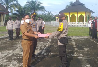 Datangi Polsek, Camat Padang Jaya berikan Reward kepada Anggota Bhabin kamtibmas