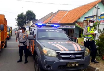 Patroli Polsek Jatiwangi Berikan Himbauan Prokes dan Tegakan Ops Yustisi di Wilkum Binaannya