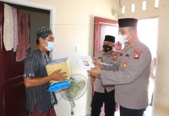 Kapolres Karimun Laksanakan Bakti Sosial Jumat Berkah 