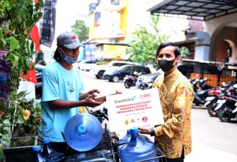 Traveloka Dan PPPA Daarul Qur'an Bagikan Paket Makanan untuk Buruh Dan Masyarakat