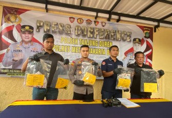Kapolsek Tanjung Duren Polres Metro Jakarta Barat Kompol Muharam Wibisono saat konferensi pers, Jumat (9/9/2022). 