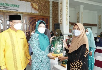 TP PKK, BAZNAS dan Darma Wanita Persatuan Provinsi Bengkulu Salurkan Zakat