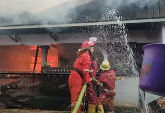 pasca petugas Damkar memadamkan api