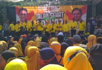 Rangkaian acara Jalan Santai memperingati HUT Partai Golkar ke-58, di Alun - Alun Karanganyar, Minggu (16/10/2022).