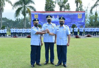  Kasau Marsekal TNI Fadjar Prasetyo, S.E., M.P.P., CSFA., dalam Upacara Sertijab Komandan Seskoau dari Marsda TNI Widyargo Ikoputra, S.E., M.M., CIQaR., kepada Marsda TNI Minggit Tribowo, S.I.P., di Lapangan Widya Ambara, Seskoau, Lembang, Bandung Barat, Selasa (12/7/2022).