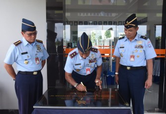 Dankoharmatau Marsda TNI Eddy Supriyono saat menandatangani prasasti 