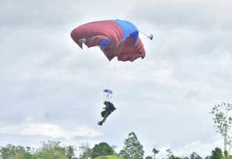 Terjun Payung Free Fall Prajurit Satkopaska Koarmada III 