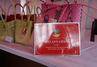 Kreasi Anyaman Pengungsi Cianjur 