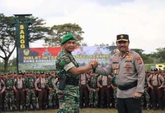 Pangdam IM Mayjen TNI Mohamad Hasan bersama Wakapolda Aceh menutup Diklat Integrasi TNI AD - Polri di Rindam IM, Jum'at (16/12)