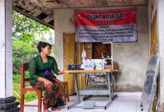 Ni Wayan Darti penerima bantuan RST warga Banjar Kapit Desa Nyaliyan, Kabupaten Klungkung, Bali