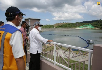 Menteri Basuki saat meninjau Bendungan Beringin Sila di provinsi NTB, Senin (19/12)