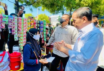 Presiden Jokowi saat berdialog dengan pedagang di pasar tradisional Rejoso Kabupaten Madiun, Selasa (20/12)