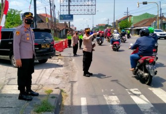 Sejumlah personel Polres Karanganyar berjaga di salah satu jalur suporter  jelang pertandingan Persis Solo Lawan PSIS Semarang di Stadion Manahan, Sabtu (3/9/2022).