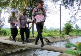 Kapolsek Banda Alam saat menuju lokasi menyerahkan Bantuan Kepada Warga Kurang Mampu