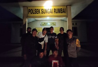 Tersangka ( duduk diborgol) saat diamankan