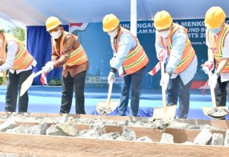 Gubernur Kepri saat peletakan batu pembangunan BTS