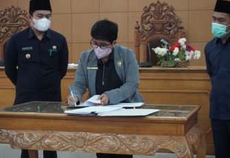 Penandatanganan Berita Acara Keputusan Bersama Reperda Jadi Perda
