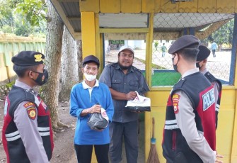 Sat Samapta Polres Mukomuko saat Berbagi Sembako